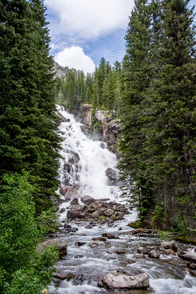 隠された滝はグランド・トン国立公園のジェニー湖です ロイヤリティフリーのストック画像