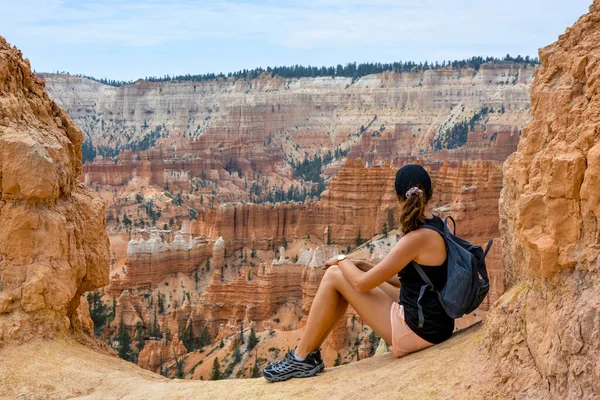 夏のブライス・キャニオン国立公園の視点に立つ女性観光客 — ストック写真