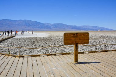 Ölüm Vadisi Ulusal Parkı 'nda deniz seviyesinin 282 feet altında turistlerle dolu badwater havzası işareti.