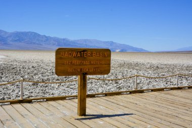 Ölüm Vadisi Ulusal Parkı 'nda deniz seviyesinin 282 feet altında badwater havzası izi var.