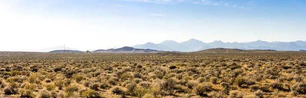 死の谷鉄道のパノラマ Dvrr 放棄された鉄道晴れた日に死の谷砂漠を通る狭軌鉄道 ロイヤリティフリーのストック画像