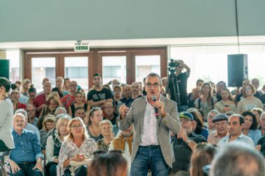 Palma de Mallorca, İspanya / Kasım 01, 2019: Pablo Iglesias mitinginde konuşan Balear Adaları Parlamentosu Unidas Podems milletvekili Juan Pedro Yllanes.