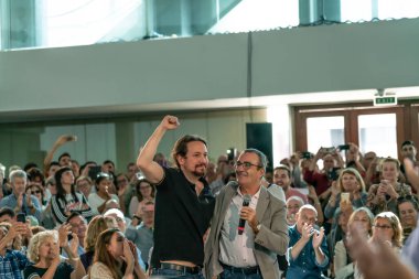Palma de Mallorca, İspanya / 01 Kasım 2019: Podems siyasi partisinin lideri Pablo Iglesias ve Balear Adaları Parlamentosu milletvekili Juan Pedro Yllanes,.