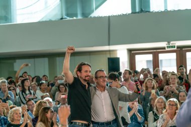 Palma de Mallorca, İspanya / 01 Kasım 2019: Podems siyasi partisinin lideri Pablo Iglesias ve Balear Adaları Parlamentosu milletvekili Juan Pedro Yllanes,.