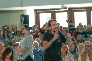 Palma de Mallorca, İspanya / 01 Kasım 2019: Podems siyasi partisinin lideri Pablo Iglesias 'ın 10 Kasım seçimleri öncesinde Palacio de Congresos' ta yaptığı konuşma