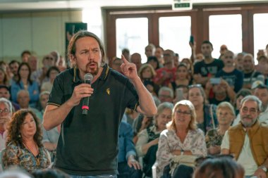 Palma de Mallorca, İspanya / 01 Kasım 2019: Podems siyasi partisinin lideri Pablo Iglesias 'ın 10 Kasım seçimleri öncesinde Palacio de Congresos' ta yaptığı konuşma