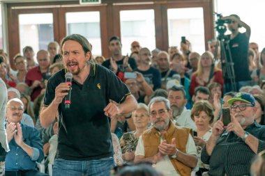Palma de Mallorca, İspanya / 01 Kasım 2019: Podems siyasi partisinin lideri Pablo Iglesias 'ın 10 Kasım seçimleri öncesinde Palacio de Congresos' ta yaptığı konuşma