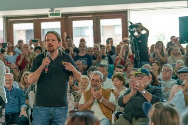 Palma de Mallorca, İspanya / 01 Kasım 2019: Podems siyasi partisinin lideri Pablo Iglesias 'ın 10 Kasım seçimleri öncesinde Palacio de Congresos' ta yaptığı konuşma