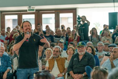 Palma de Mallorca, İspanya / 01 Kasım 2019: Podems siyasi partisinin lideri Pablo Iglesias 'ın 10 Kasım seçimleri öncesinde Palacio de Congresos' ta yaptığı konuşma
