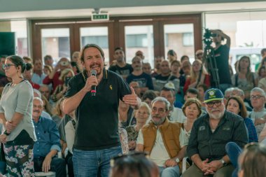Palma de Mallorca, İspanya / 01 Kasım 2019: Podems siyasi partisinin lideri Pablo Iglesias 'ın 10 Kasım seçimleri öncesinde Palacio de Congresos' ta yaptığı konuşma