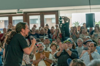 Palma de Mallorca, İspanya / 01 Kasım 2019: Podems siyasi partisinin lideri Pablo Iglesias 'ın 10 Kasım seçimleri öncesinde Palacio de Congresos' ta yaptığı konuşma