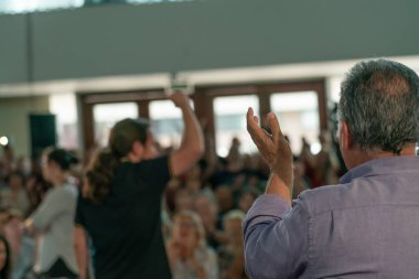 Palma de Mallorca, İspanya / 01 Kasım 2019: Podems siyasi partisinin lideri Pablo Iglesias 'ın 10 Kasım' daki genel seçimlerden önce yaptığı siyasi toplantıda alkışlanan adam.