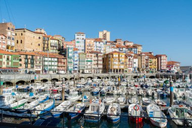 Bermeo, Bask Ülkesi / İspanya - 27 Eylül 2018: Güneşli bir günde liman köyü.