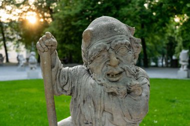 Gün batımında Mirabell Garden yakınlarındaki Cüce Bahçesi 'nin ürkütücü heykellerinden biri..
