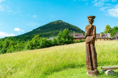 Vlkolinec, Ruzomberok / Slovakya - 17 Haziran 2018: Unesco Dünya Mirası 'na dahil olan Vlkolinec dağ köyündeki bir köylünün ahşap heykeli.