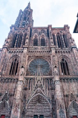 Strasbourg, Alsace / Fransa - 9 Kasım 2018: Strasbourg Notre-Dame Katedrali önü.