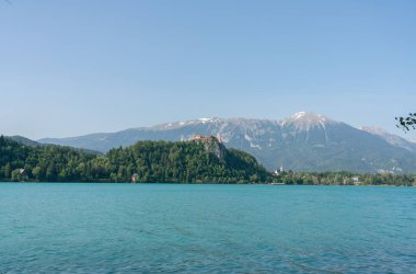 Bir tepenin tepesindeki Kanlı Kale 'yi ve açık bir günde dağları görmek