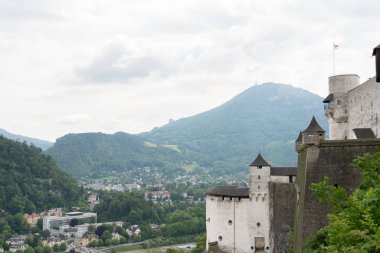 Hohensalzburg kalesinin köşesinden Salzburg 'un sabah manzarası