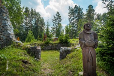 Slovakya Cenneti, Letanovce / Slovakya - 19 Haziran 2018: Slovak Paradise Milli Parkı 'ndaki Klastorisko manastırının kalıntılarında bir Kartacalı keşişin ahşap heykeli.