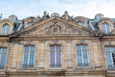 Strasbourg, Alsace / Fransa - 9 Kasım 2018: Rohan Sarayı Rohan cephesi, Rohan Hanedanı 'nın prens-piskopos ve kardinallerinin eski konutu.