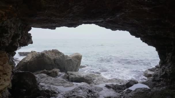 Paisaje Que Muestra Las Olas Del Mar Mediterráneo Impactando Contra — Vídeo de stock