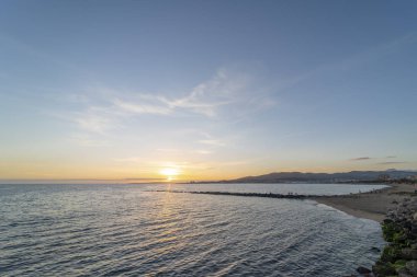 İspanya 'nın Mayorka kentindeki Palma şehrinde gün batımında Akdeniz sahili manzarası olan Pere Antoni yapabilir mi? Arka planda taş bir iskele ve güzel bir deniz cephesi..