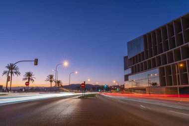 Palma de Mallorca körfezindeki gezinti güvertesinde, yolun ortasındaki ünlü bina Palau de Congressos 'un yanında..