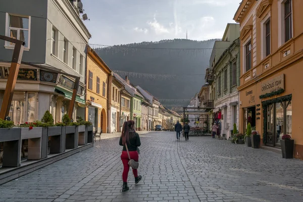 Brasov, Transilvanya, Romanya - 18 Kasım 2019: Bohem atmosferi olan bir yaya sokağı olan Strada Michael Weiss 'de yürüyen bazı insanlar.