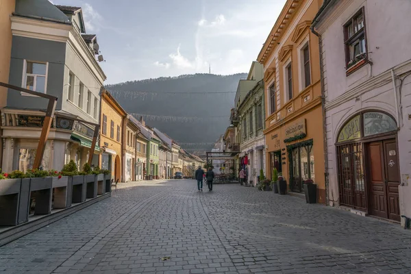 Brasov, Transilvanya, Romanya - 18 Kasım 2019: Bohem atmosferi olan bir yaya sokağı olan Strada Michael Weiss 'de yürüyen bazı insanlar.