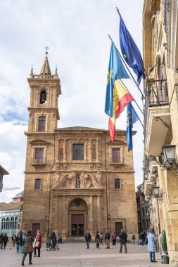 Oviedo, Asturias Prensliği, İspanya - 16 Ocak 2020: Plaza de la Constitucion, Belediye Binası ve San Isidoro el Real Kilisesi.