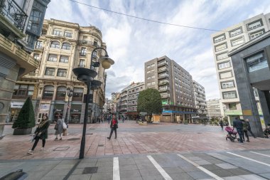 Oviedo, Asturias Prensliği, İspanya - 16 Ocak 2020: Pelayo Caddesi geniş açı manzarası (Calle Pelayo). Birkaç alışveriş merkezi, finans binaları ve kalabalık yürüyüşleri..