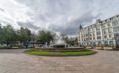 Oviedo, Asturias Prensliği, İspanya - 16 Ocak 2020: Şehir merkezi şehir merkezi, Plaza de la Escandalera, merkez çeşme ve Casa Conde adlı eklektik mimarisi olan bina.