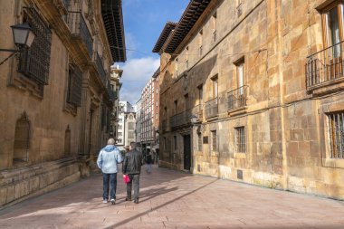 Oviedo, Asturias Prensliği, İspanya - 15 Ocak 2020: Pedestrian Caddesi, Calle San Juan, Plaza de la Catedral yakınlarında, şehir merkezinde..