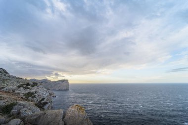 Gün batımında Formentor Burnu 'nda kıyı manzarası, Pollensa, Majorca, Balear Adaları, İspanya