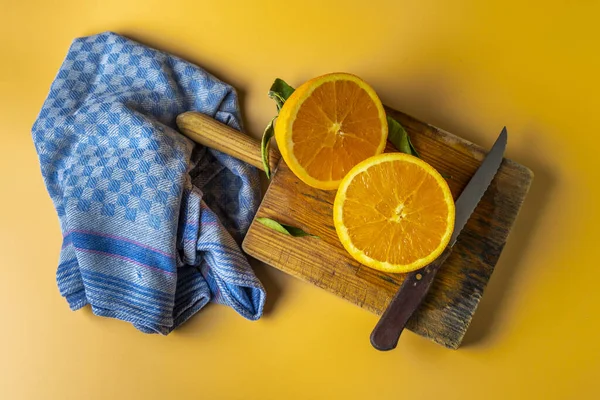 Monochrome Picture Orange Cut Half Cutting Board Next Blue Dishcloth — Stock Photo, Image