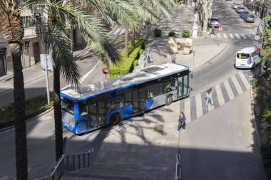 Palma de Mallorca, İspanya - 8 Mart 2020: La Rambla caddesinde dolaşan kamu otobüsü