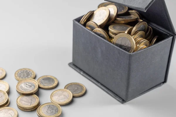 Закройте Небольшой Сундук Монетами Евро Белом Фоне Концепция Сбережения Экономика — стоковое фото