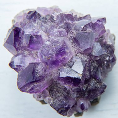 Ametist mineral değerli taş, beyaz arkaplanda makro görünüm
