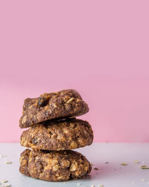 Three Delicious Stacked Oatmeal Cocoa Cookies Snack Homemade Recipe Pink — Stock Photo, Image