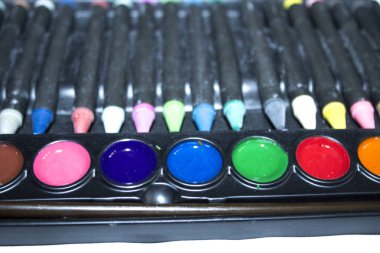 çizim için renkli kalemler