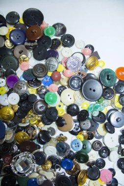 Birçok farklı dikiş düğmeleri