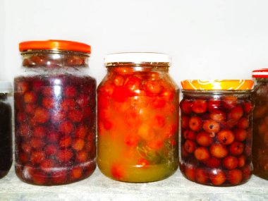 Kavanoz şişesi domates, yemek turşusu.