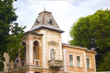 Dışarıdaki eski kırmızı tuğla bina.