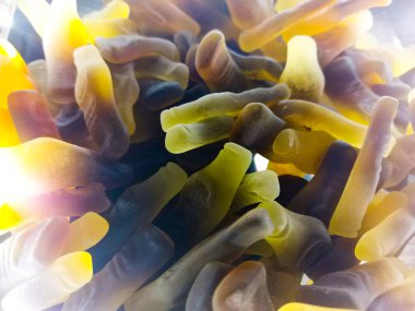 Kola şişesi şekerleri, şişe şeklinde şekerler. Üst Manzara. Tatlı arkaplan