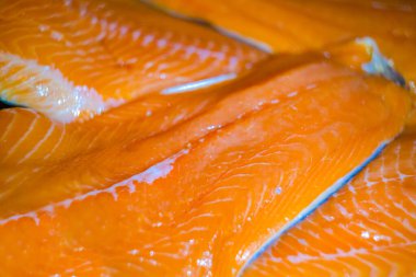 Taze çiğ somon fileto. Pişmemiş balık.