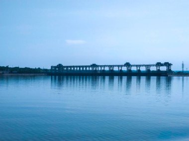 Dinyester nehrinde bir hidroelektrik santralinin barajı, birçok bölgeye elektrik sağlıyor..