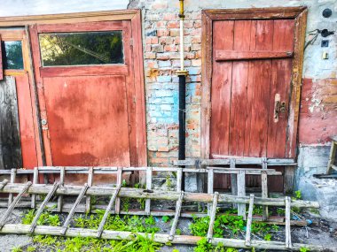 Elle yapılmış ahşap merdivenler. Eski alçı duvarların üzerine yerleştirilmiş. 