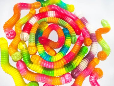 Renkli jöle, solucan şeklinde şekerler. Üst Manzara. Tatlı arkaplan