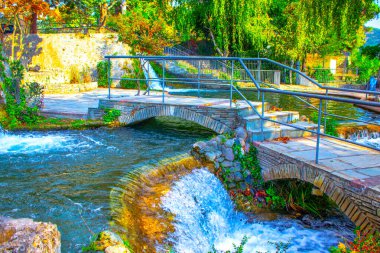 Güzel çağlayan şelale, doğal parktaki iver.. 