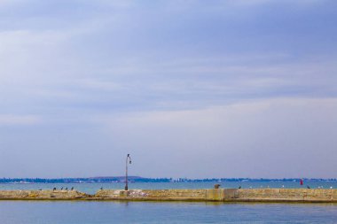 Harap olmuş eski balıkçı iskelesi denize dökülüyor. Gezinti güvertesinde yürüyüş yolları. 